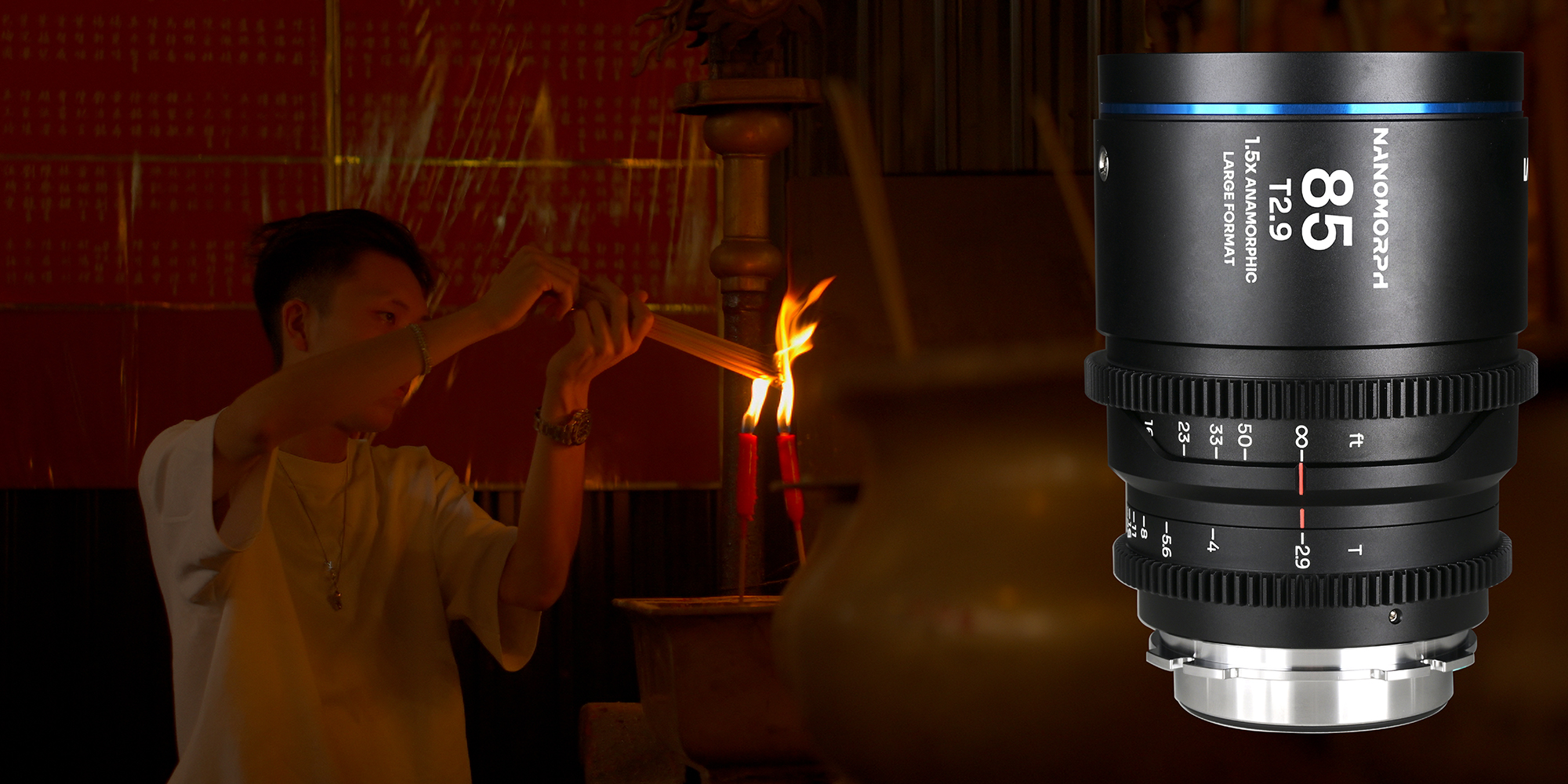 Obiektyw Laowa Nanomorph 85 mm T2,9 1,5x LF Blue do Arri PL / Canon EF na pierwszym planie, w tle mężczyzna zapalający świece